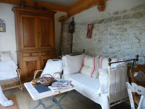 Televisie, een open haard, een dvd-speler en boeken