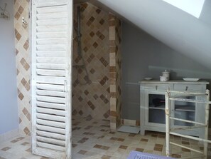 Shower, hair dryer, towels, soap - Lin and the charming gite host in Picardy (Villers-Saint-Paul)