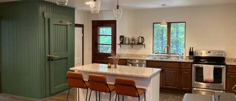 ثلاجة، ميكروويف، فرن، موقد طهي مسطح