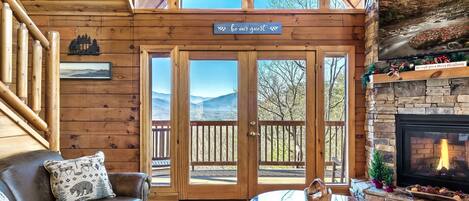Smart TV, chimenea, futbolito y libros