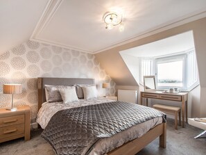 3 bedrooms, free WiFi, bed sheets - 3 bedroom accommodation in Kessock (Kessock)
