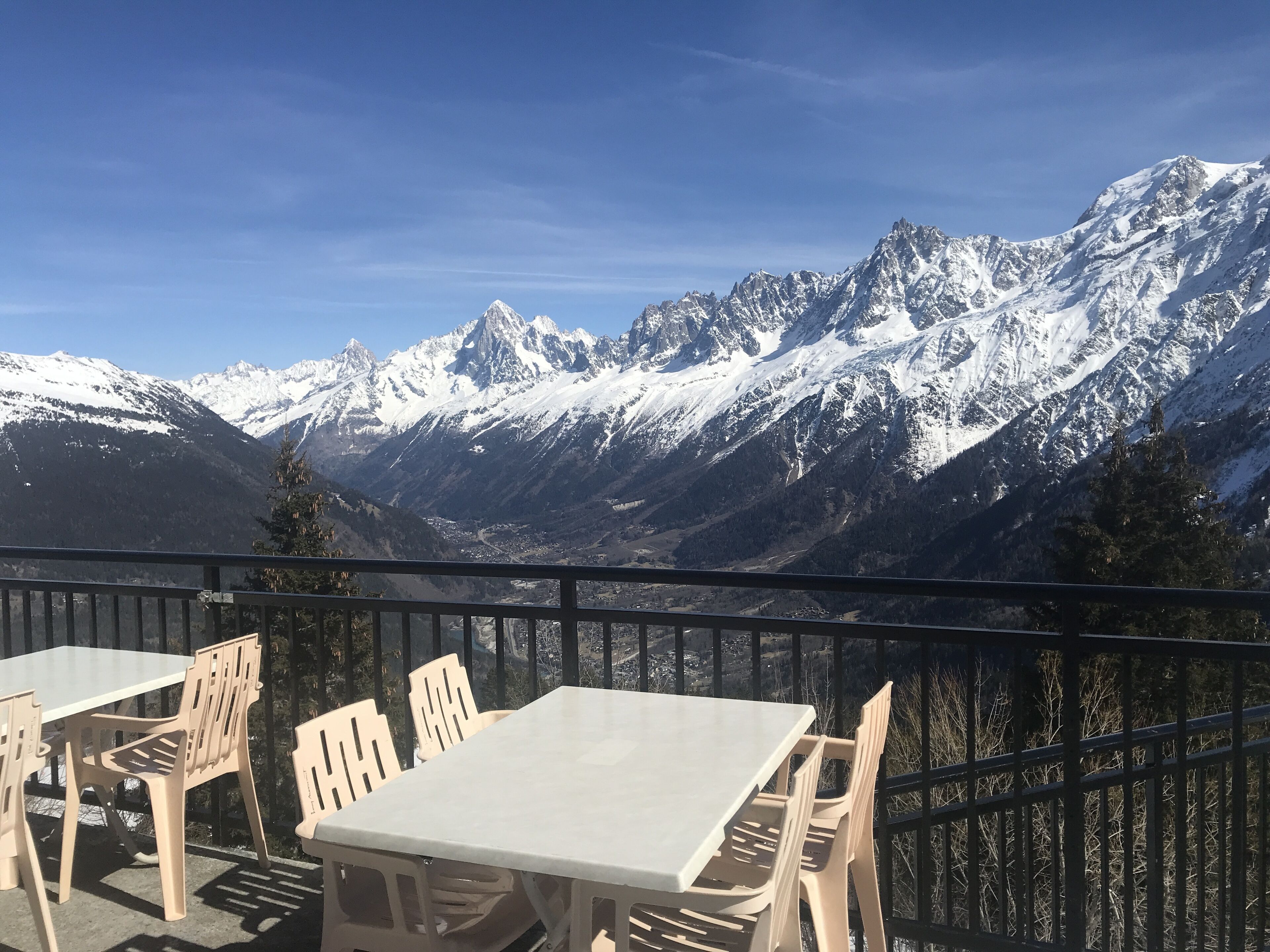 Au sommet du domaine skiable des Houches : terrasse du self Le Prarion