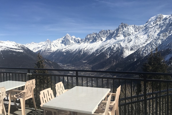 Au sommet du domaine skiable des Houches : terrasse du self Le Prarion