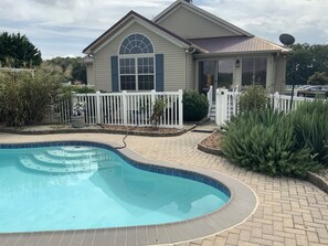 Outdoor pool - EXTRA CLEAN In-Law-Suite - QUEEN bed, High Speed WIFI, Smart TV & Much More! (Georgetown)