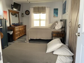 1 bedroom, in-room safe, free WiFi, bed sheets - EXTRA CLEAN In-Law-Suite - QUEEN bed, High Speed WIFI, Smart TV & Much More! (Georgetown)