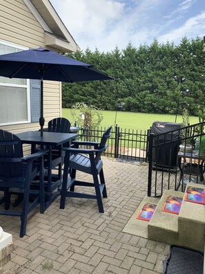 Outdoor dining - EXTRA CLEAN In-Law-Suite - QUEEN bed, High Speed WIFI, Smart TV & Much More! (Georgetown)