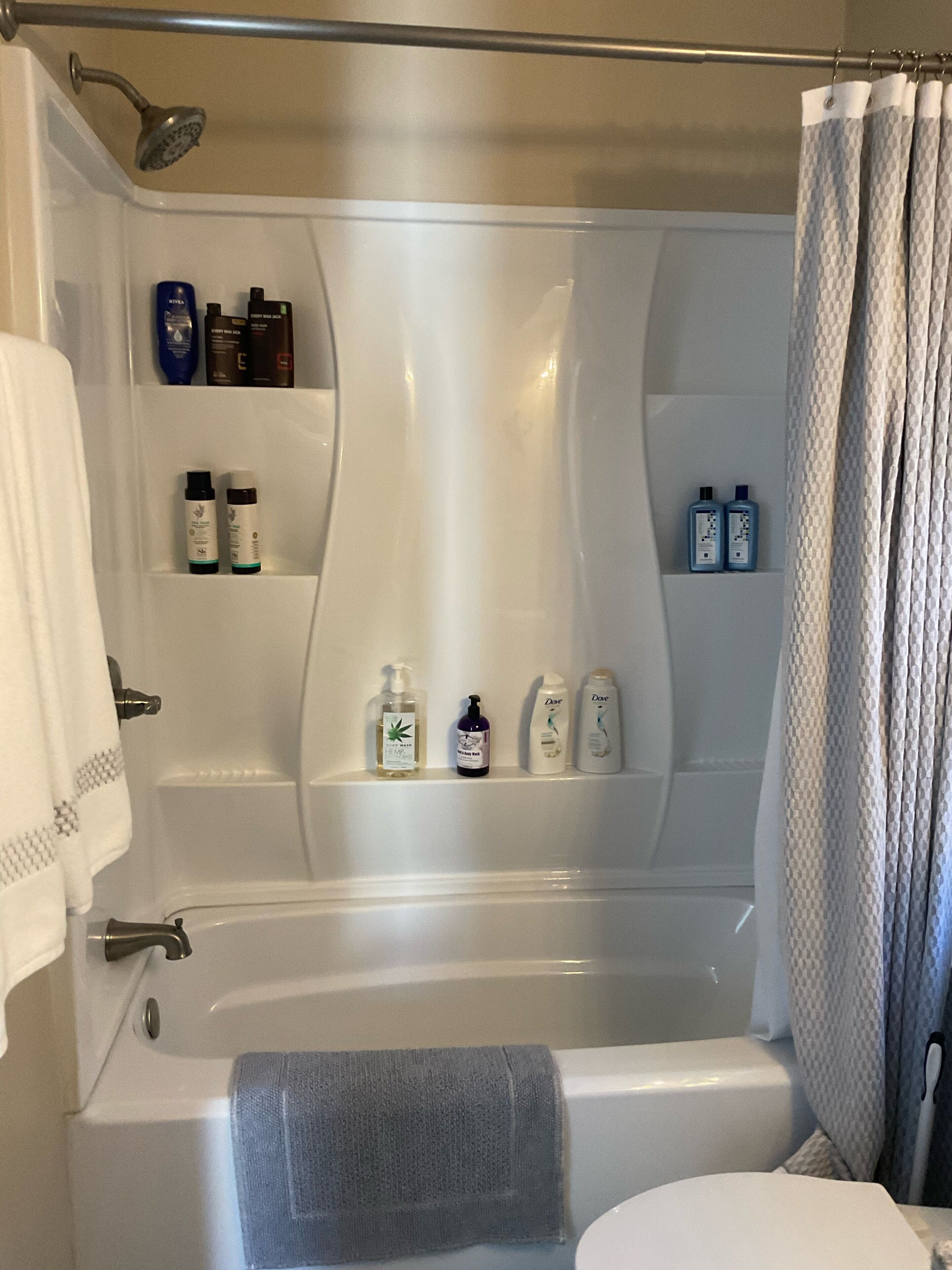 Ensemble baignoire-douche, séchoir à cheveux, serviettes fournies, savon