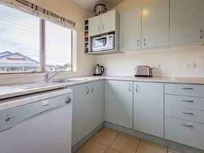 Fridge, microwave, oven, stovetop - Rangataua railway cottage  (Rangataua/Ohakune)