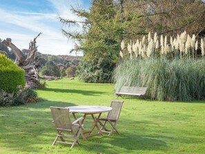 Outdoor dining - 5 bedroom accommodation in Kingsbridge (Kingsbridge)