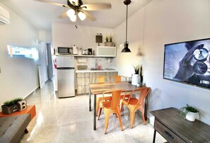 Réfrigérateur, micro-ondes, plaque de cuisson, cafetière/bouilloire