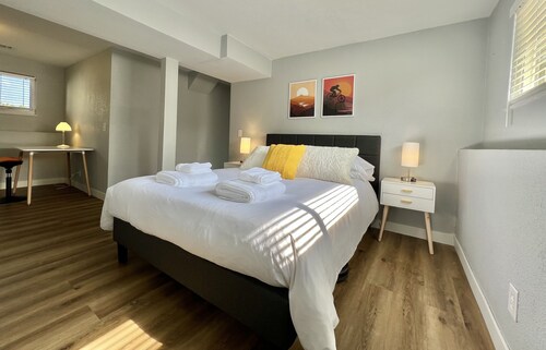 Bright Home w/Huge backyard -20 min Denver/Boulder & 1 hour from ski resorts