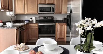 Bright Home w/Huge backyard -20 min Denver/Boulder & 1 hour from ski resorts