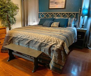 6 bedrooms, iron/ironing board, free WiFi, bed sheets - The Phatt daddy (house near Texas tech Stadium)  (Lubbock)