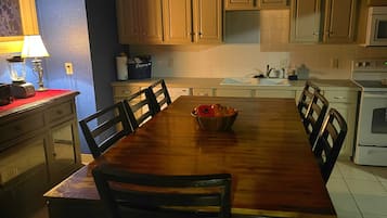 Kylskåp, mikrovågsugn, ugn och spishäll