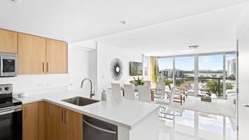 Refrigerador, microondas, horno y parrilla de estufa