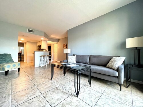 Shorewalk The Palm Condo 2Bed/2Bath Close to IMG / Beach