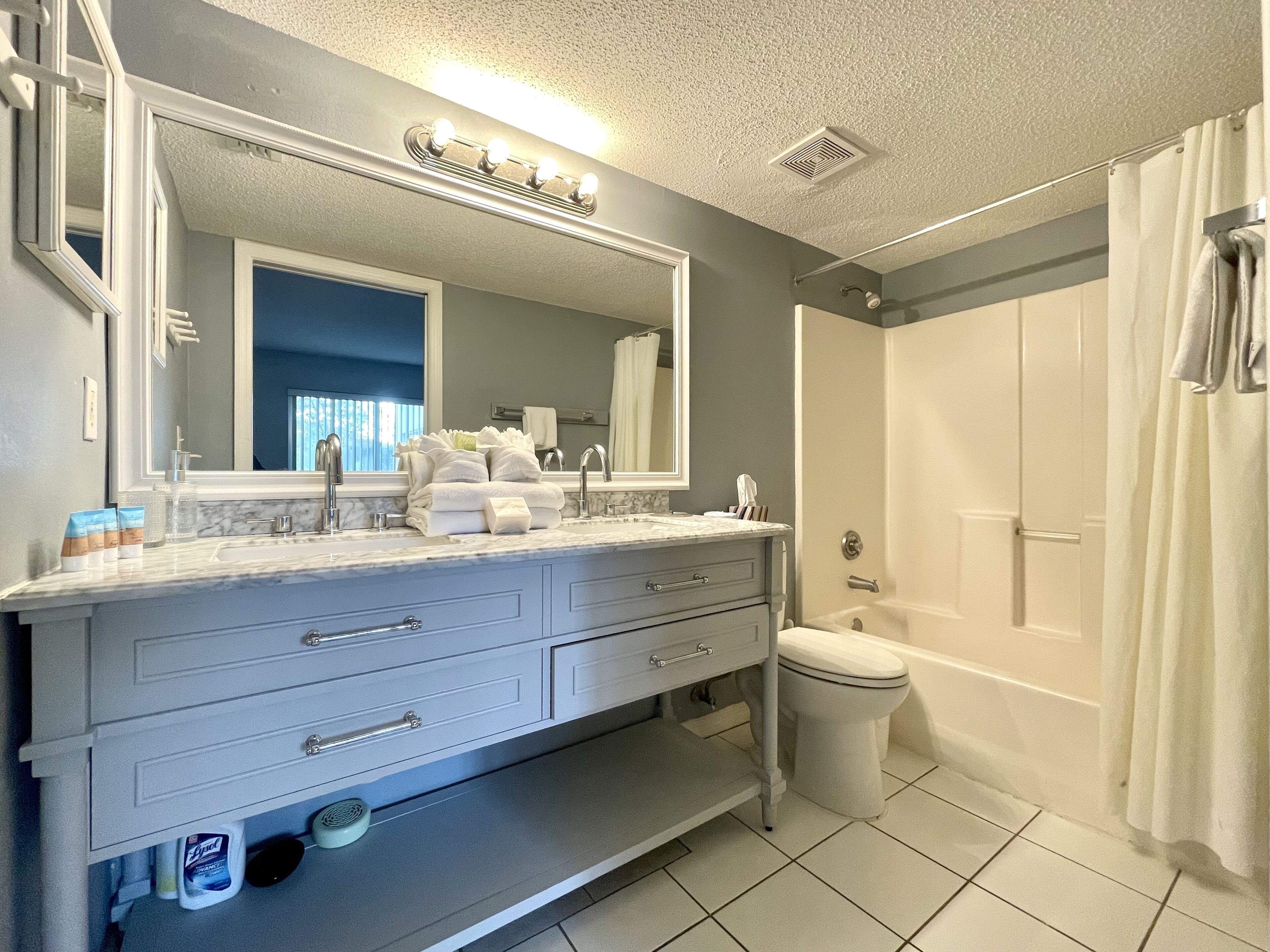 Baignoire, serviettes fournies, savon, papier de toilette
