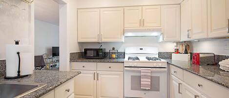 Køleskab, mikrobølgeovn, ovn, kogeplade