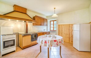 Frigorífic, placa de cuina i utensilis de cuina, vaixella i coberteria 
