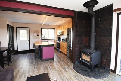 Pet Friendly 3 Bedroom, Close to the mountains!