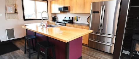 Réfrigérateur, micro-ondes, four, plaque de cuisson