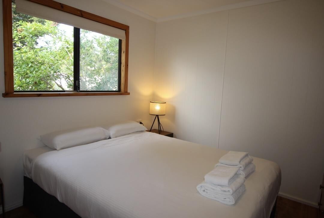 2 bedrooms, internet, bed sheets