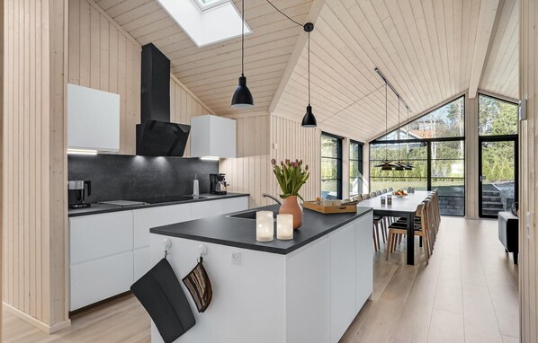 Kjøleskap, ovn, oppvaskmaskin og kaffetrakter/tekoker