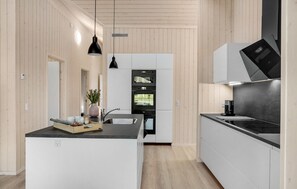 Kjøleskap, ovn, oppvaskmaskin og kaffetrakter/tekoker