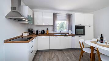 Kühlschrank, Ofen, Geschirrspüler, Wasserkocher mit Kaffee-/Teezubehör