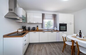 Kühlschrank, Ofen, Geschirrspüler, Wasserkocher mit Kaffee-/Teezubehör