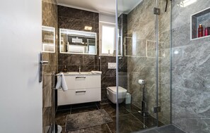 Regadera, secadora de cabello, papel de baño 