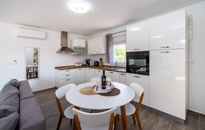 Fridge, oven, dishwasher, coffee/tea maker