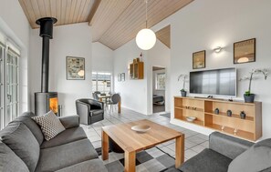 Una televisión, una chimenea