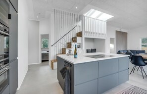 Kühlschrank, Mikrowelle, Herdplatte, Geschirrspüler