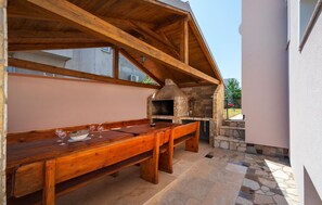 تناول الطعام بالخارج