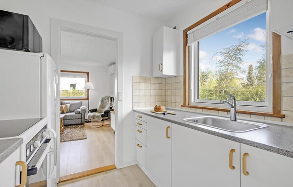 Køleskab, mikrobølgeovn, kogeplade, kaffe-/temaskine