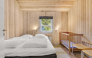 3 bedrooms, travel crib, free WiFi