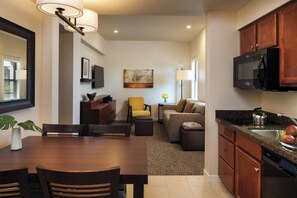 Cozy living space with a dining area, seating area, and fully equipped kitchen.