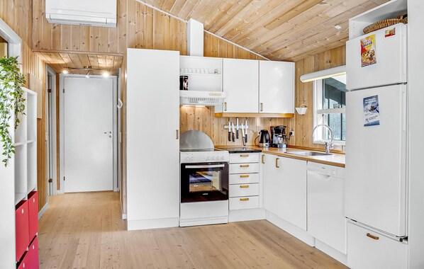 Fridge, oven, stovetop, dishwasher - 4 bedroom amazing home in Hadsund (Hadsund)