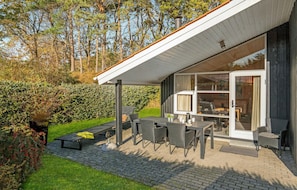 Outdoor dining - Cozy home in Hadsund with sauna (Hadsund)