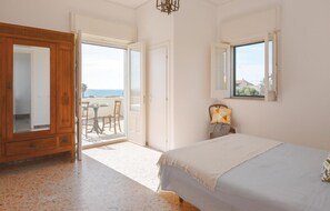 5 bedrooms, free WiFi, bed sheets - Nice home in Cava D'aliga with WiFi (Cava D'aliga)