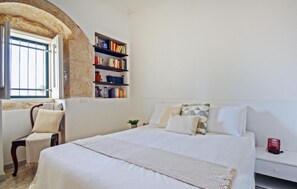 5 bedrooms, free WiFi, bed sheets - Cozy home in Cava D'aliga with house sea view (Cava D'aliga)