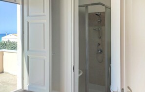 Shower, hair dryer - Cozy home in Cava D'aliga with house sea view (Cava D'aliga)