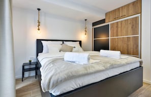 3 habitaciones, tabla de planchar con plancha y cuna de viaje 