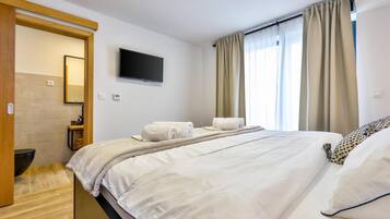 3 bedrooms, iron/ironing board, travel crib, free WiFi