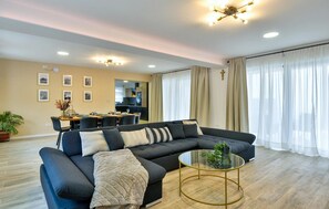 Smart-tv och ett bordtennisbord