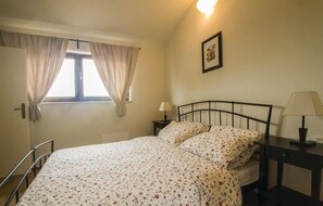 4 bedrooms, free WiFi, bed sheets - 4 bedroom awesome home in Labin (Labin)