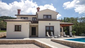 A two-story house with a swimming pool, stone walls, and a covered patio area. - Stunning home in Labin (Labin)