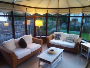 TV - Beautiful, spacious 4 bedroom detached house (Bishopbriggs)