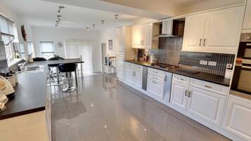 Jääkaappi, astianpesukone, kahvin-/teenkeitin, vedenkeitin